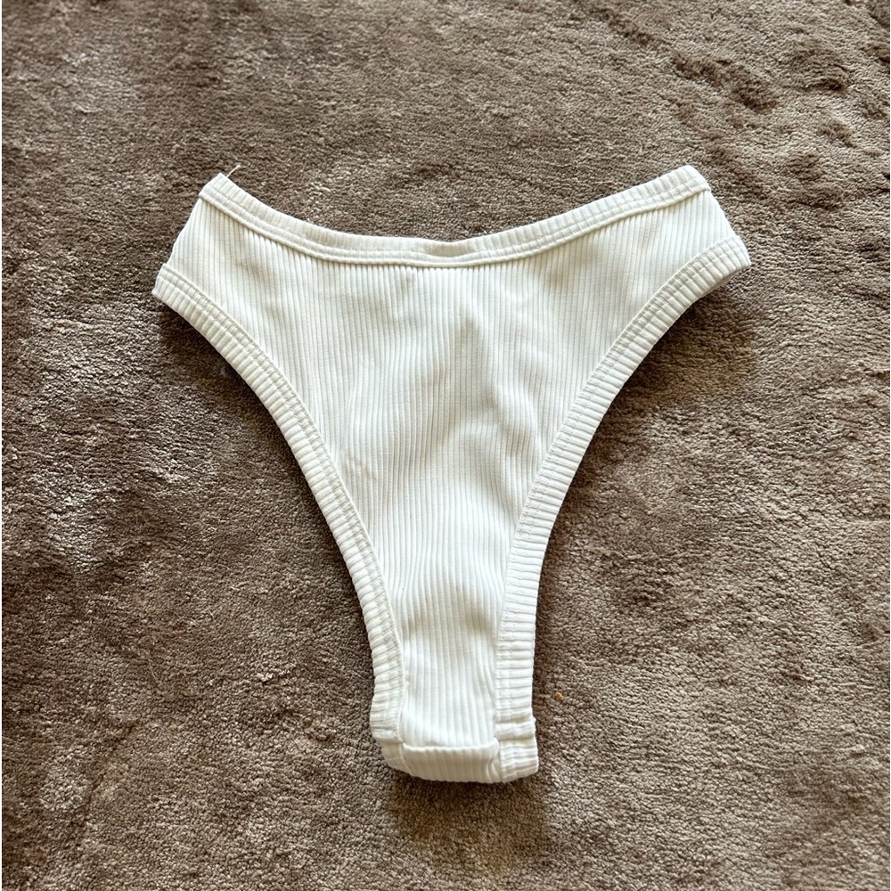 White ripple bottom size small